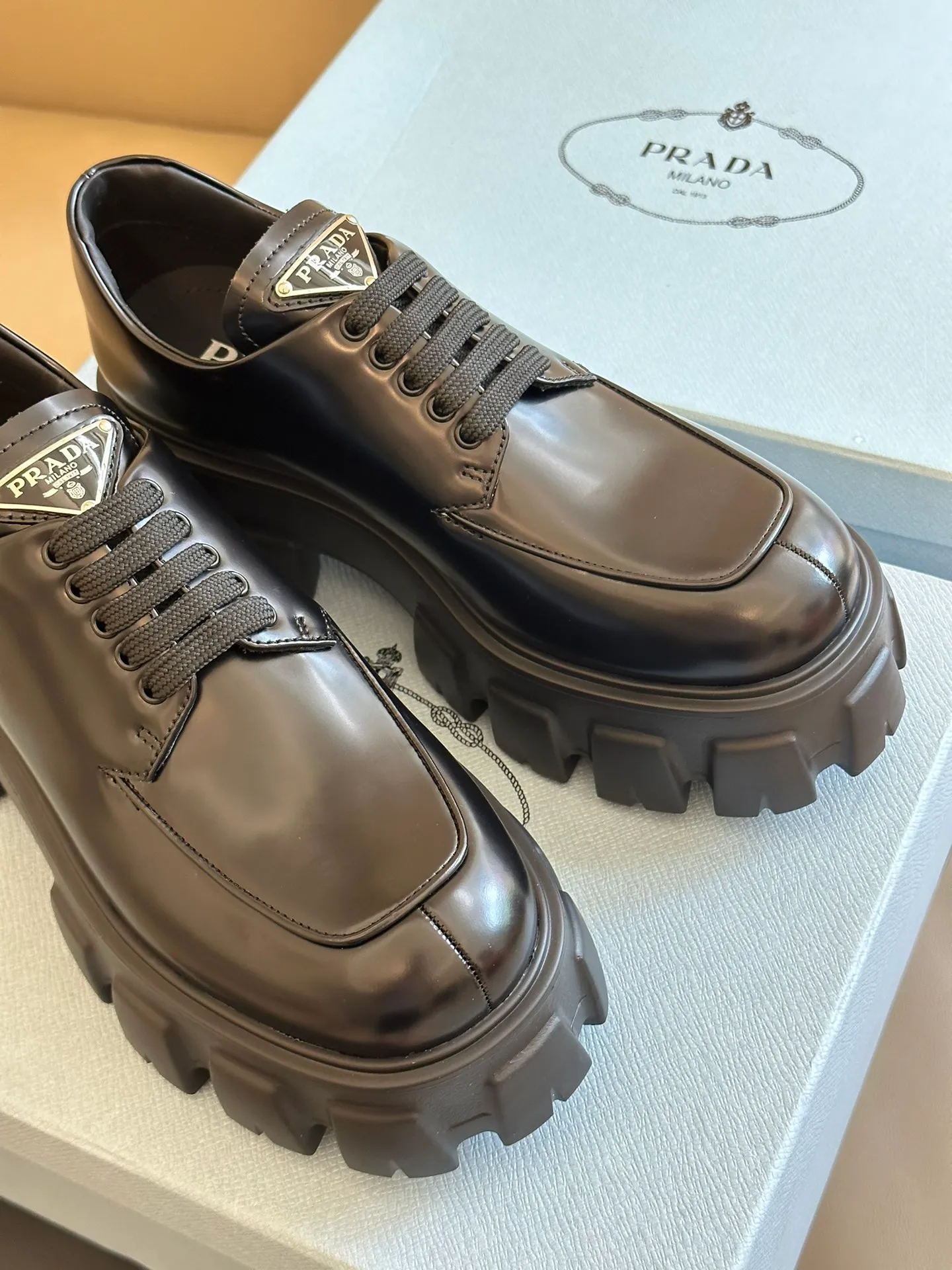 👟👟Ex-factory price 480👟👟 prada fw23 new arrival～ pjia’s new 2023 autumn and winter thick-soled shoes🆕 Classic lace-up thick soles decorated with triangle logo, more recognizable, very attractive and easy to wear! The upper is made of open-edge beaded cowhide, and the sole is made of lightweight high-density foam material! Top quality 35-41